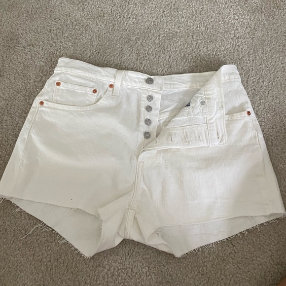 Levi 501 cutoffs - Picture 3 of 4